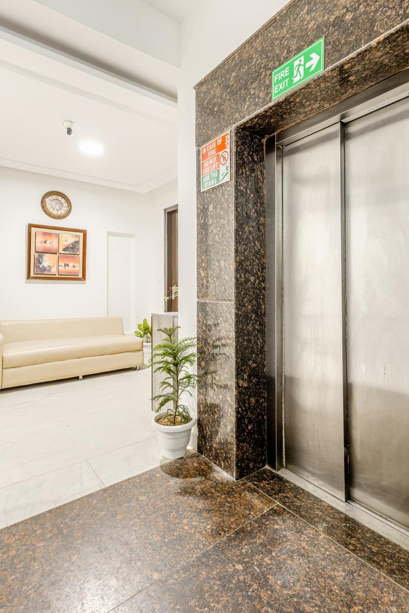 Lime Tree Service Apartment Golf Course Road, グルガウン エクステリア 写真